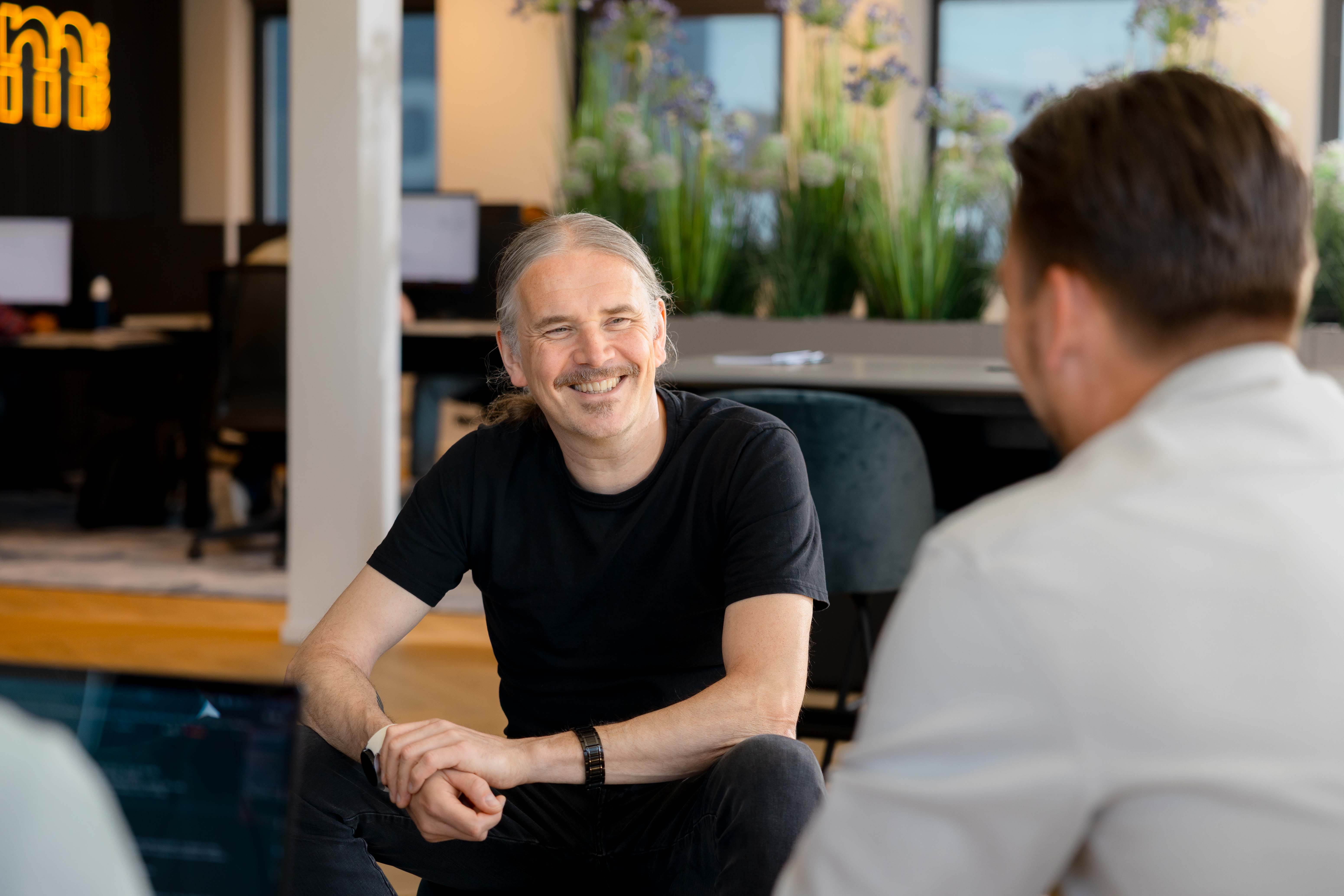 Collega's in gesprek op het Msquad kantoor